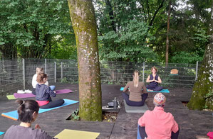Frau im Yogasitz.