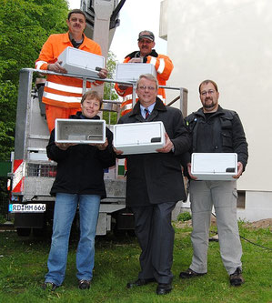 Erfolgreiche Kooperation für Neumünsters Mauersegler. Hinten von Links: Arne Borgwardt und Bernd Saggau vom TBZ. Vorne von Links: Anja Schubring (Fachdienst Natur und Umwelt), Frank Natusch (BGH) und Björn-Henning Rickert (NABU). Foto C. Werdecker/Courier