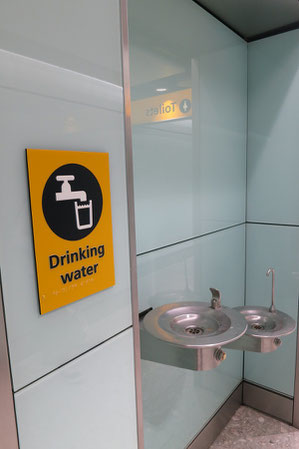 Trinken (Wasser, Tee) gehört mit zu einem der wichtigsten Präventionsmaßnahmen für Thrombose bei Langstreckenflügen. An den Flughäfen kannst du dir überall kostenfrei Trinkwasser nachfüllen.