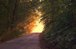 Dunkler Weg mit hellen Lichtstrahlen am Ende - Symbol für Hoffnung und LIcht in schwierigen Zeiten