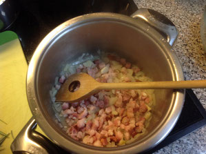 Zwiebel, Knoblauch und Speck anziehen