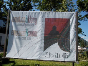 Banner mit Hinweis auf die Veranstaltung Soireen auf Schloss Tirol am Orteingang von Dorf Tirol