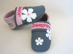 Krabbelschuhe Mädchen grau / rosa  mit Namen & Margeriten