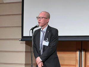 研友会・京都税務研修会の懇親会で挨拶する森智幸