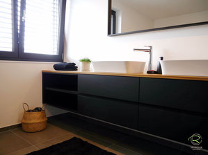 Waschtischbeckenunterschrank matt schwarz u. Antifingerprint Beschichtung u. einer Eiche-Massivholz-Aufsatzplatte für Aufsatzbecken mit offenem Regal