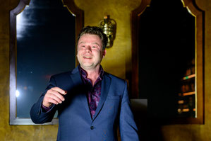 Planen Sie eine firmenfeier oder suchen Sie ideen für Ihre nächste weihnachtsfeier? Ein zauberer in berlin wie Sebastian Sener ist stets eine gute Wahl. 