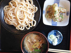 肉汁うどん680円とチクワの天婦羅