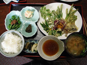 　山菜天ぷら定食　普段食べない食材も