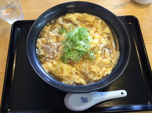 鶏親子うどん　つゆは甘めでおいしい　量多い