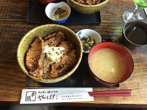 豚みそ丼定食　小さなグリーンサラダもついた