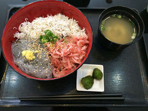 生・釜あげしらすと生桜海老の三色丼　¥1000