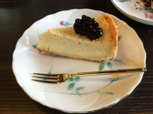 ナツハゼソースのチーズケーキ　おいしかった