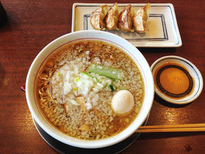 背脂ラーメン　魚の出汁　餃子は6個あった