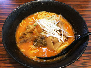 牛すじそば　甘目の味噌、爽やかな辛味　太麺