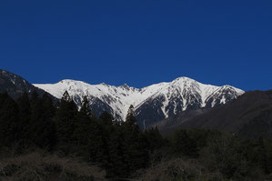 　中央アルプスの山々は近くに