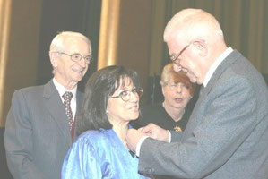 Jean Pierre FOURCADE, Sénateur Maire de Boulogne Billancourt remet la Médaille de VERMEIL à Michèle EJNES REUBEN . 2 Décembre 2005.