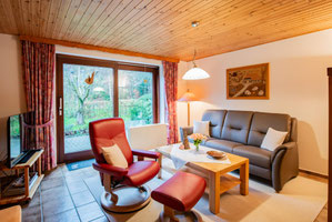 Das Wohnzimmer der Ferienwohnung Nr. 2 mit Zugang zur Terrasse