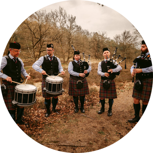 Quintett aus 3 Pipern und 2 Drummern