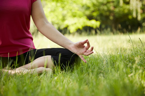 Frau im Yogasitz.