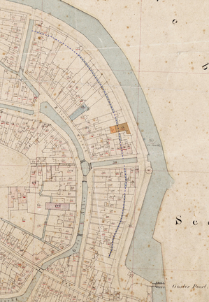 Het verloop van de verdwenen gracht valt nog te volgen op de kadastrale minuut van 1832. Het oranje pand is de vermaning.