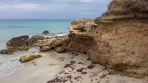 Die Strände bei Torre Guaceto in Apulien bieten auch eine Bucht zwischen Sandsteinfelsen