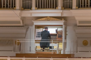 Tobias Berndt an der Orgel im Großen Saal des Konzerthauses Berlin