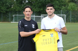 BSK-Spielertrainer Mathias Franke mit dem neuen Torwart Kristijan Gjorgjievski.