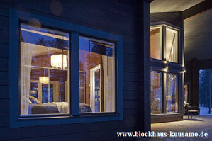 Beleuchtete Fenster in einem Wohnblockhaus in der Dunkelheit - Blockhaus - Einfamilienhaus - Fenster