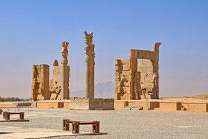 Schon die antiken Baumeister in Persepolis kannten das System der Pivot-Türen, wie am Tor aller Nationen zu sehen ist.  Bauen