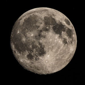 Der Vollmond am Abend des 30.06.2015 gegen 23:30 Uhr - hier ist er zu 98% beleuchtet (Klicken zum vergrößern)