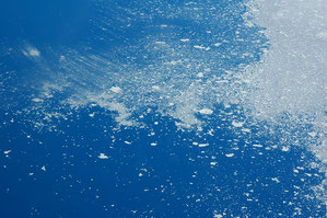 青く輝く北極海に白い流氷。