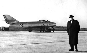 Marcel Dassault devant un Mystère IV.