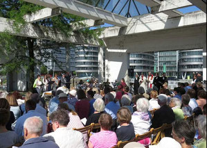 Rund 400 Menschen waren 2018 zum Pfingstgottesdienst im Duisburger Innenhafen gekommen. (Foto: stadtkirche-duisburg.de)