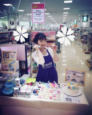 東急ハンズの催事でWilton商品を使ってデコレーションケーキのデモンストレーションするマーチン先生