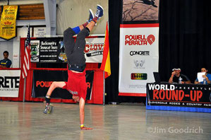 Guenter Mokulys / One-Armed-Handstand-Rollenflip