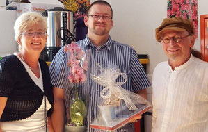 Verwaltungsleiterin Ines Schneider und Geschäftsführer Hans Strecker verabschieden den Bürokaufmann Jens Drechsel (mitte) im Verein Rückenwind e. V. Bernburg (Bild privat)