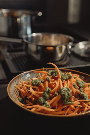 Karottennudeln mit Pesto
