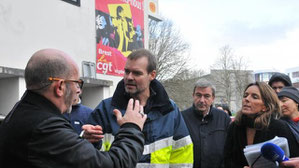 Le commandant Jean-Pascal Richard, en négociations avec le représentant de la CGT.