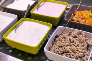 Schalen mit Joghurt und Müsli