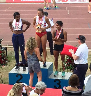 Kelsey Stewart receives her 400 gold medal from Sally Gunnell