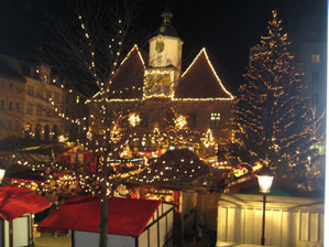 Jena Weihnachtsmarkt im Abendlicht