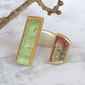 breiter handgefertigter Doppelring mit Beryllkristall und Edelstein Turmalin grün-rosa
