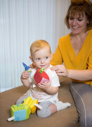 Kindertuinabehandlung bei einem Kleinkind am Rücken