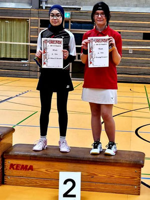 rechts: Lea-Sophie Schneider