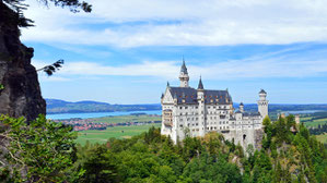 Schloss Neuschwanstein mit Forggensee im Hintergrund