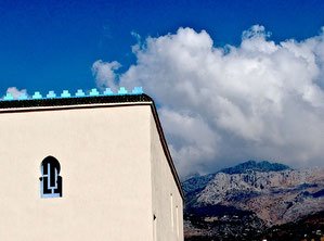 Moschee vor den Bergen