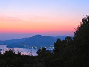 die Bucht von Budva im Abendlicht