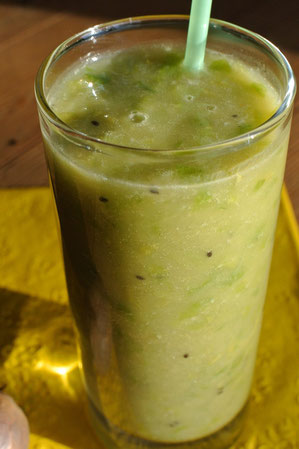 Grüner Smoothie mit Avocado und Ananassaft