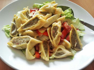 Geröstete Maultaschen mit Salat