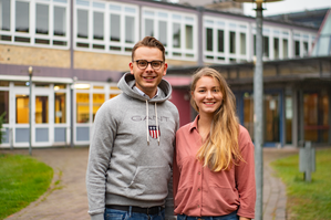 Das ehrenamtliche Orga-Team der Buxtehuder Ausbildungsmesse: Niels Kohlhaase (li.) und Vivienne Hoffmann.